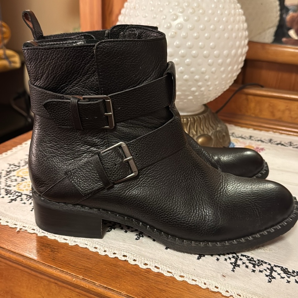 Gentle Souls by Kenneth Cole ankle boots black leather side zip size 10.